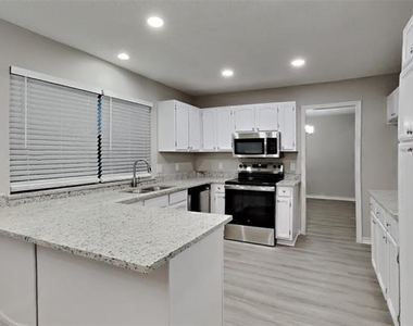305 Hillside Court - Photo Thumbnail 3