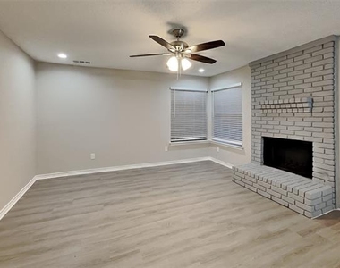305 Hillside Court - Photo Thumbnail 2