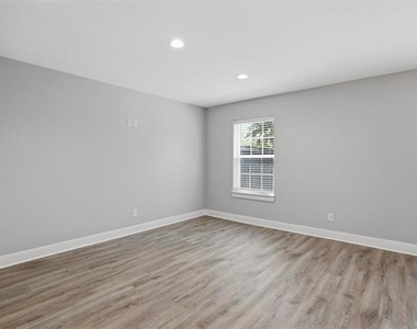 1022 W Shepherd Street - Photo Thumbnail 9