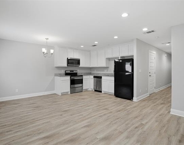 1022 W Shepherd Street - Photo Thumbnail 3