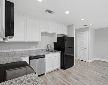 1022 W Shepherd Street - Photo Thumbnail 5