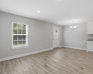 1022 W Shepherd Street - Photo Thumbnail 2