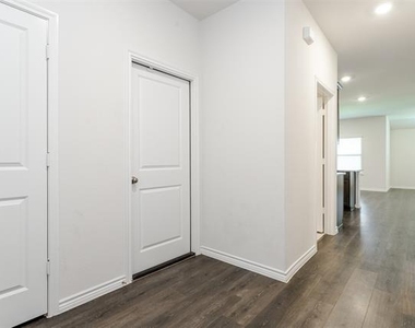406 Saddle Club Way - Photo Thumbnail 4