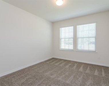 406 Saddle Club Way - Photo Thumbnail 7