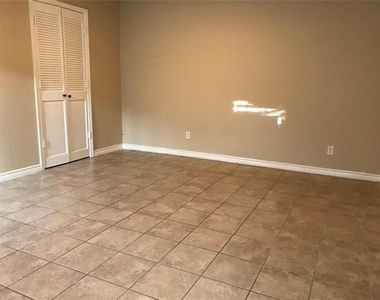 2806 Ridgecrest Drive - Photo Thumbnail 8