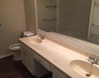 2806 Ridgecrest Drive - Photo Thumbnail 9