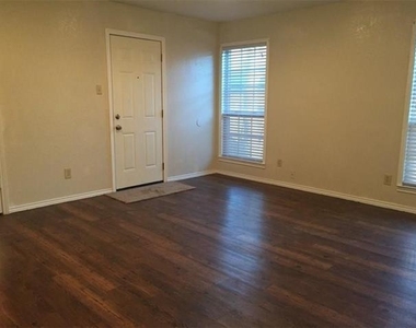2806 Ridgecrest Drive - Photo Thumbnail 7