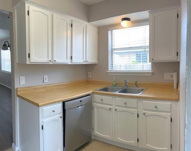 405 Augustine Drive - Photo Thumbnail 7