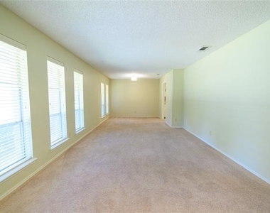 111 Sunview Street - Photo Thumbnail 5