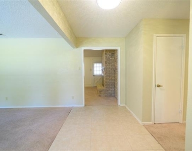 111 Sunview Street - Photo Thumbnail 3
