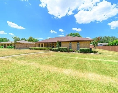 111 Sunview Street - Photo Thumbnail 2