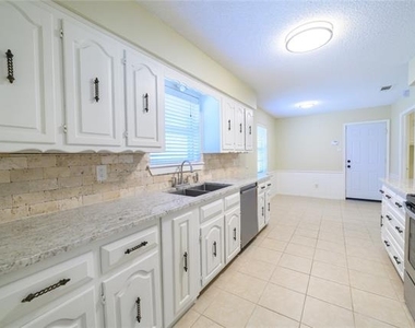 111 Sunview Street - Photo Thumbnail 13