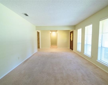 111 Sunview Street - Photo Thumbnail 6