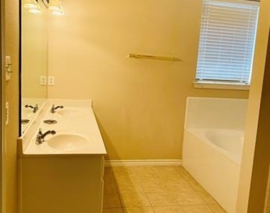 300 Rain Tree Drive - Photo Thumbnail 10