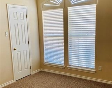 300 Rain Tree Drive - Photo Thumbnail 9