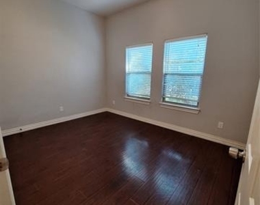 4107 Canada Drive - Photo Thumbnail 6