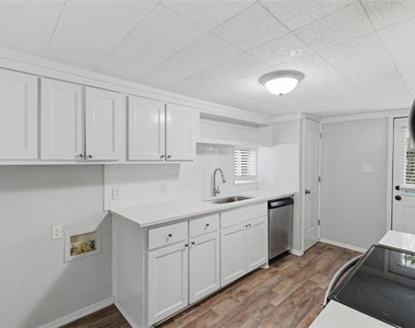 127 E Walker Street - Photo Thumbnail 3