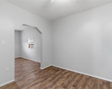 127 E Walker Street - Photo Thumbnail 4