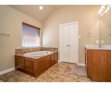 1405 Nightingale Drive - Photo Thumbnail 10