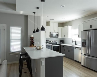 1108 Claude Street - Photo Thumbnail 6