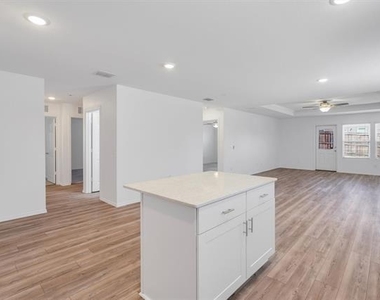 1100 Varson Drive - Photo Thumbnail 13