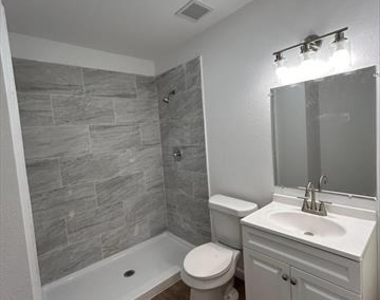 705 E Jones Street - Photo Thumbnail 5
