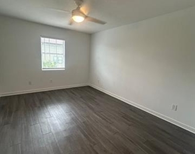321 E 8th Street - Photo Thumbnail 5