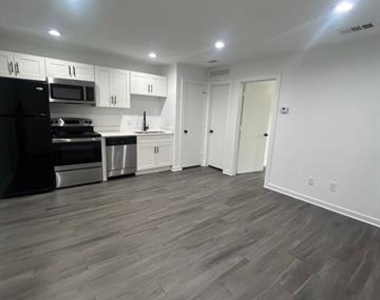 321 E 8th Street - Photo Thumbnail 4