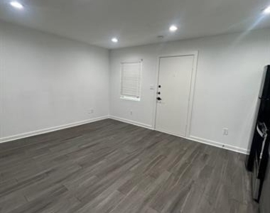 321 E 8th Street - Photo Thumbnail 2