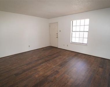511 W Oak Street - Photo Thumbnail 1