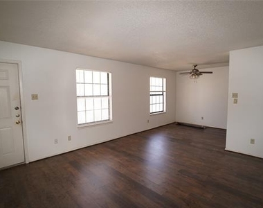 511 W Oak Street - Photo Thumbnail 2