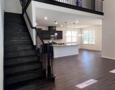 2405 Larimar Drive - Photo Thumbnail 6