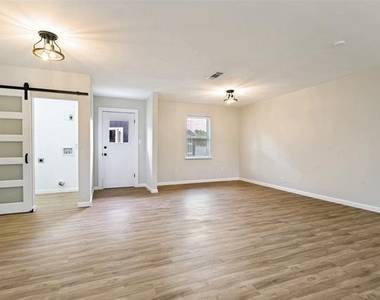 904 Bryan Drive - Photo Thumbnail 6