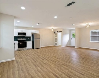 904 Bryan Drive - Photo Thumbnail 4