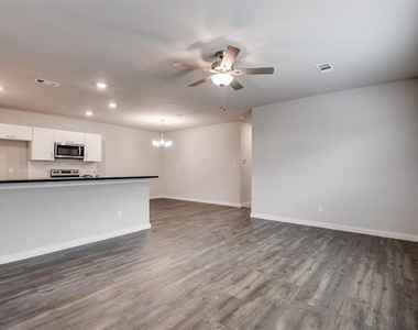 609 Blackland Drive - Photo Thumbnail 4