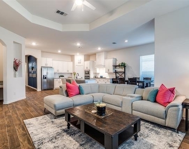 3129 Maverick Drive - Photo Thumbnail 8