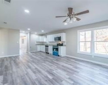 220 W Murray Street - Photo Thumbnail 3