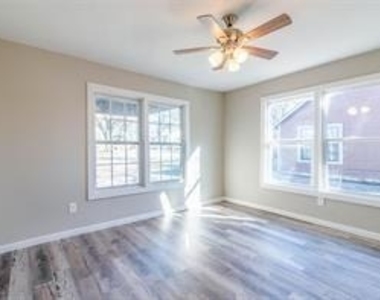 220 W Murray Street - Photo Thumbnail 9