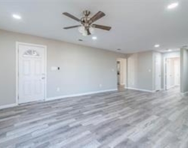 220 W Murray Street - Photo Thumbnail 2