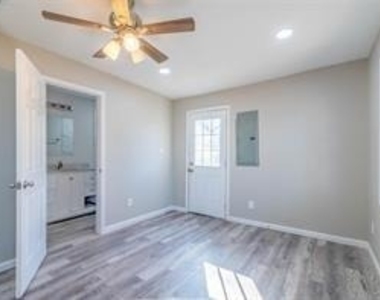 220 W Murray Street - Photo Thumbnail 6