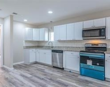 220 W Murray Street - Photo Thumbnail 4