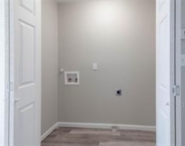 220 W Murray Street - Photo Thumbnail 8