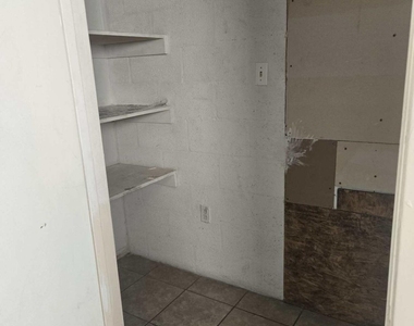 909 N Kadota Avenue - Photo Thumbnail 3