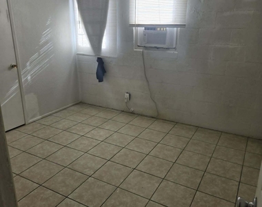 909 N Kadota Avenue - Photo Thumbnail 4