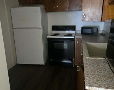 909 N Kadota Avenue - Photo Thumbnail 2