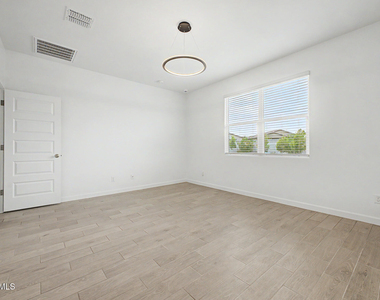 2058 S 241st Avenue - Photo Thumbnail 15
