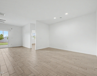 2058 S 241st Avenue - Photo Thumbnail 4
