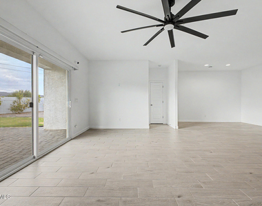 2058 S 241st Avenue - Photo Thumbnail 5
