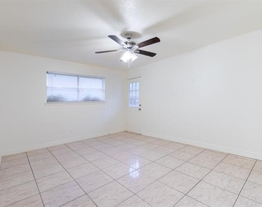 756 E Pecan Street - Photo Thumbnail 3