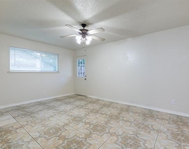 756 E Pecan Street - Photo Thumbnail 3